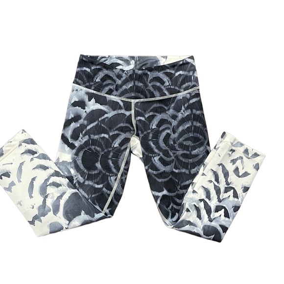 Lululemon 3/4 leggings Size 4 - Picture 14 of 14